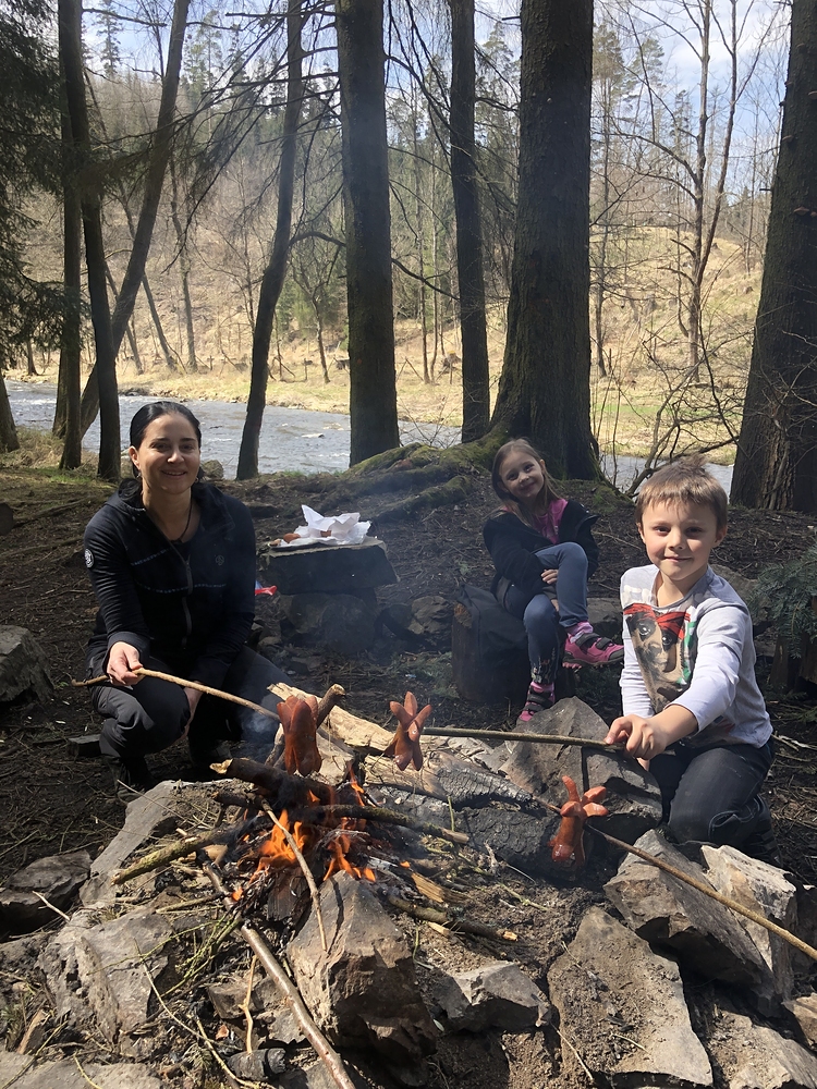 A jsme v rokli. Oheň, párky.