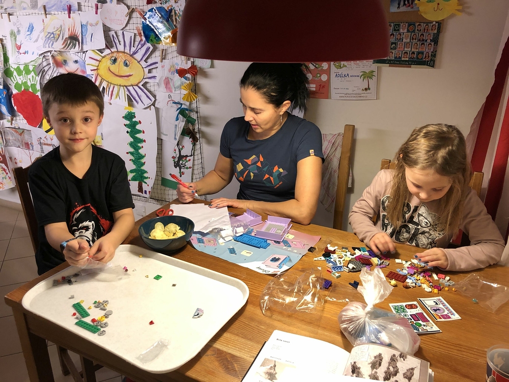 Dlouho do noci skládáme, stavíme, je toho hodně