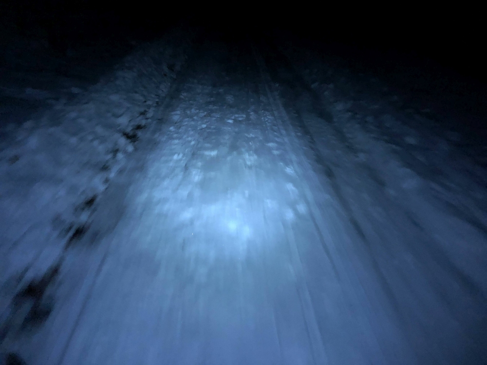 Na běžkách v Beskydech, cestu projel pluh