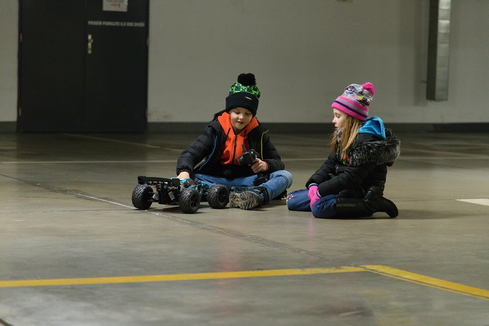 V podzemních garážích testujeme auto