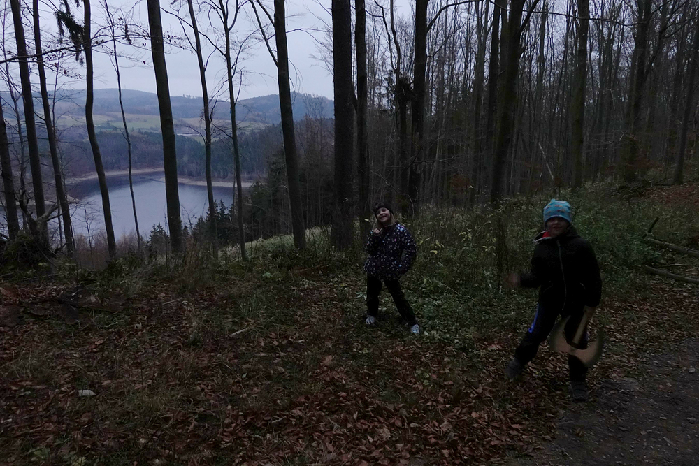 Vzadu na horizontu rozhledna Horní les, kde jsme byli loni