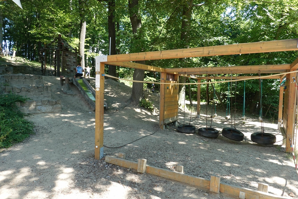 Super hřiště pro děti v lesíku u hospody