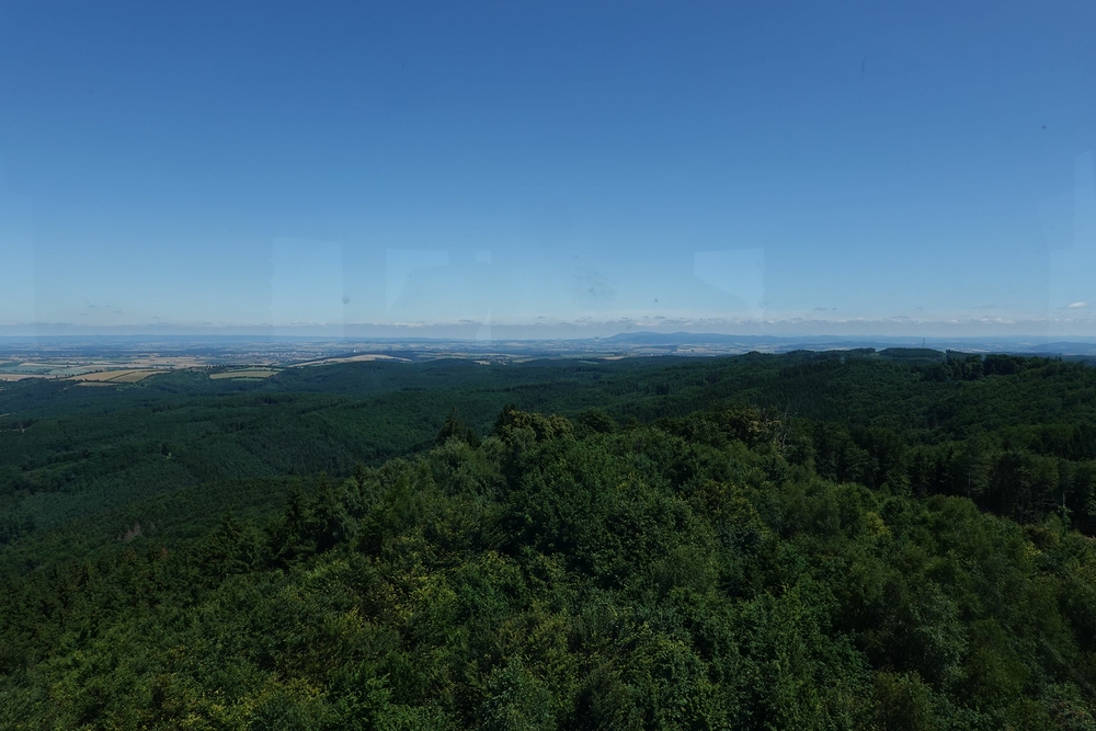 Úplně vzadu jsou Beskydy