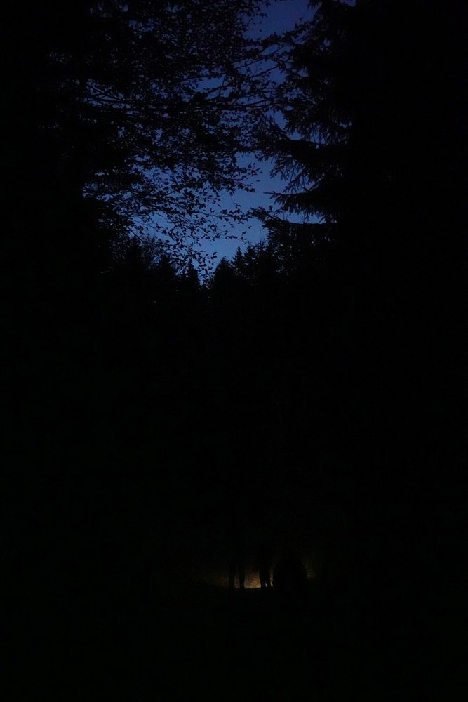 Potmě, s čelovkama