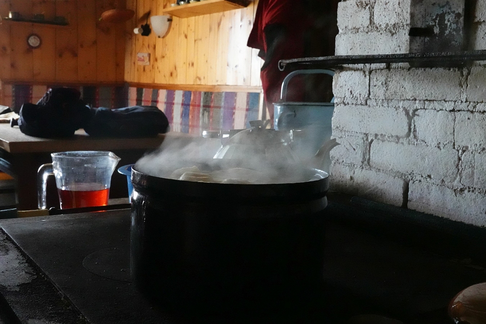 U nás na chatě, chystá se oběd