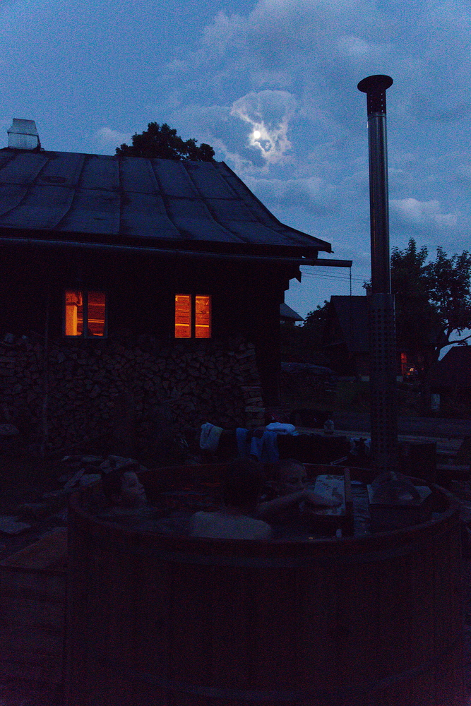 Pozdní úplňkový večer, kluci se koupou