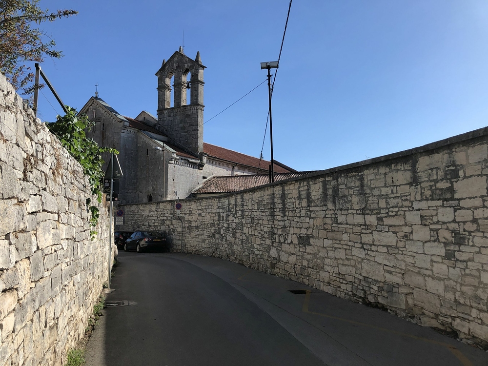 Pula - kostelík na kopci