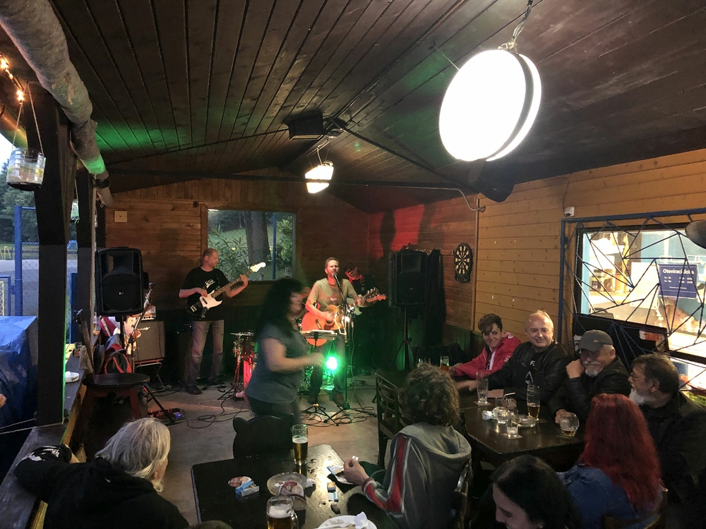 Náhodný večerní koncertík v kempu