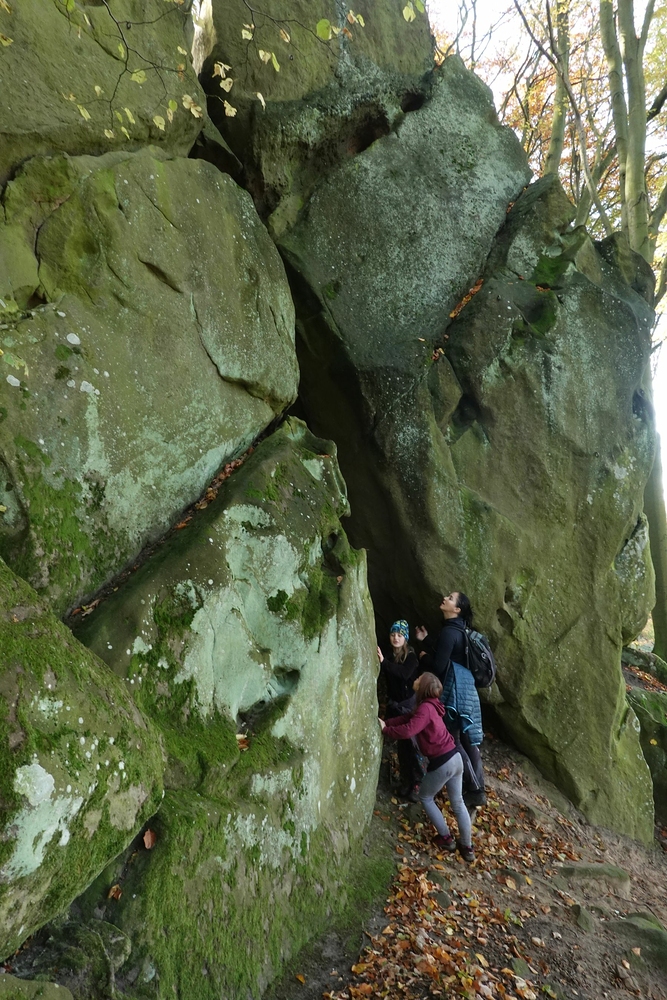 Rozštípená skála