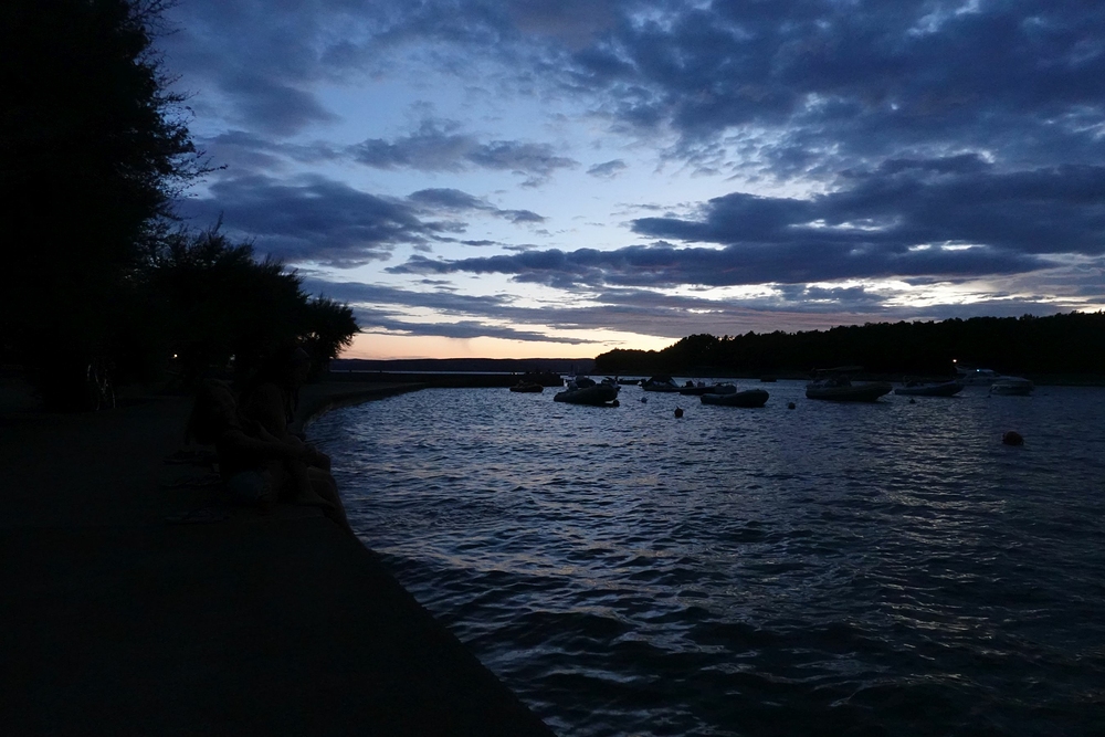 Večer sedíme na molu pod kempem