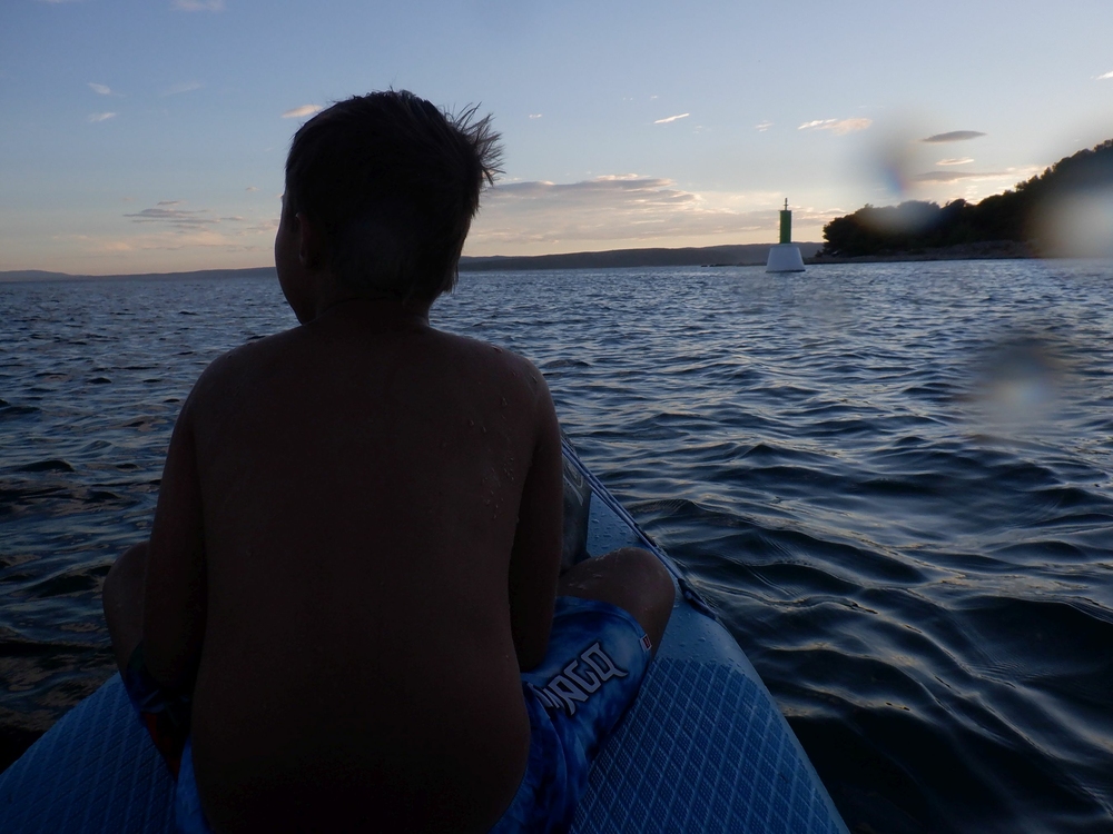 Návrat se vzdálené pláže, je mu zima