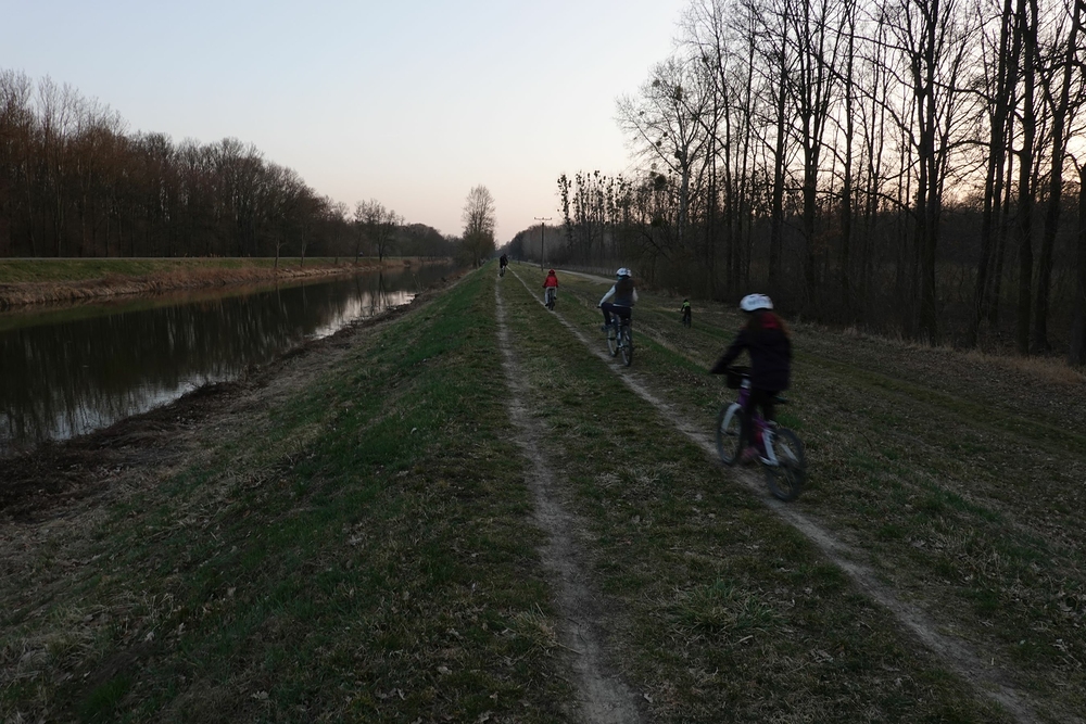 Stmívá se, frčíme domů