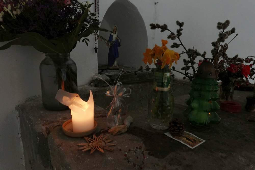 Někdo na tomhle odlehlém místě zapaluje svíčky