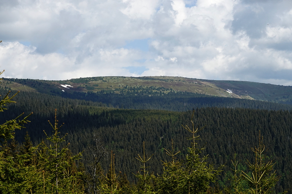 Zbytky sněhu na hlavním hřebeni