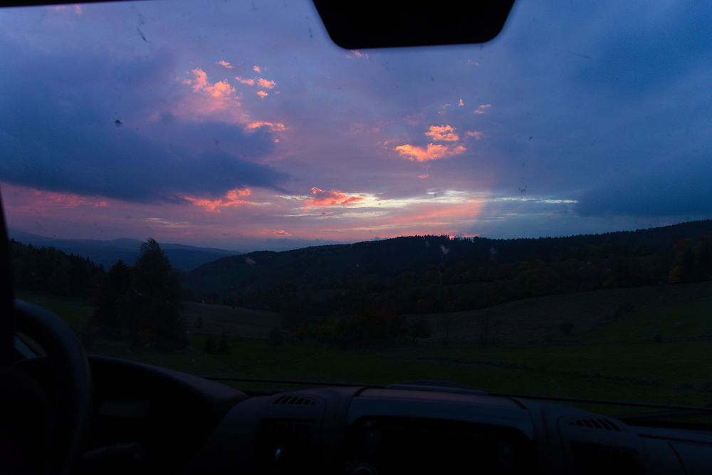 Západ slunce pozorujeme z auta