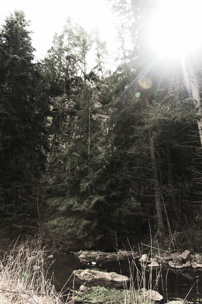 Skála na protějším břehu