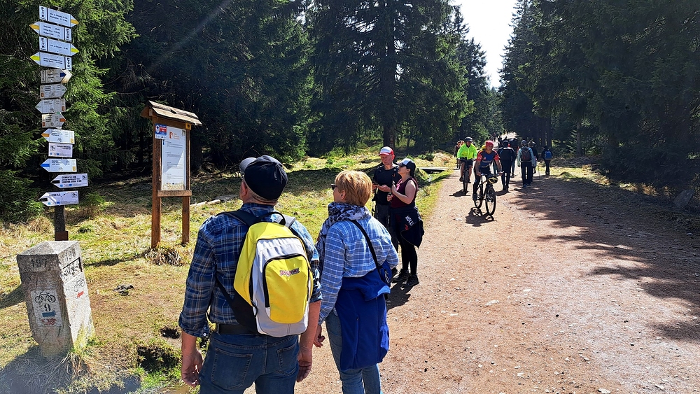 Davy lidí pod Schroniskem, rychle pryč
