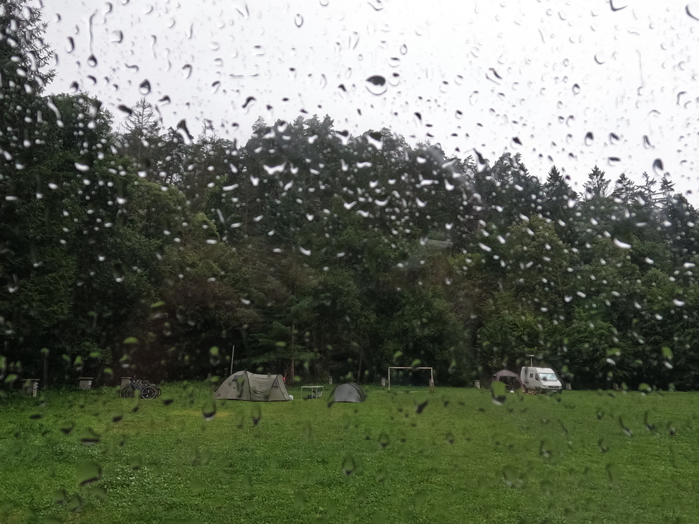 V kempu, prší a prší