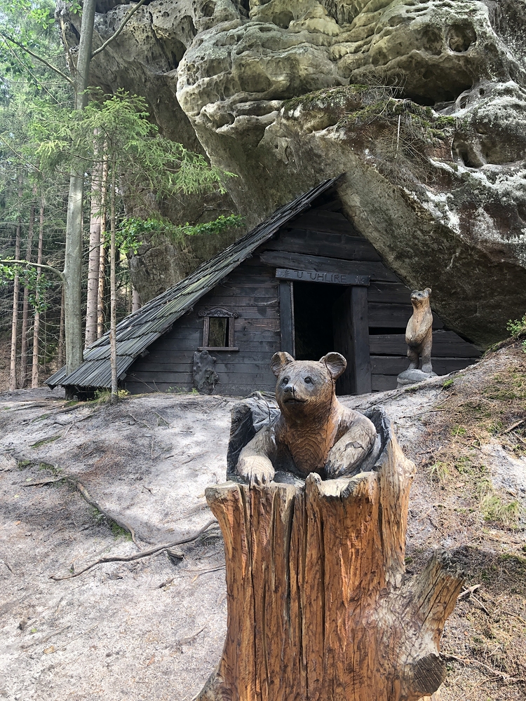 Stál tady milíř a běhalo medvídě