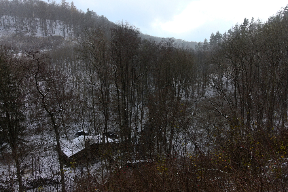 Pes z té chaty dole mě pěkně prohnal