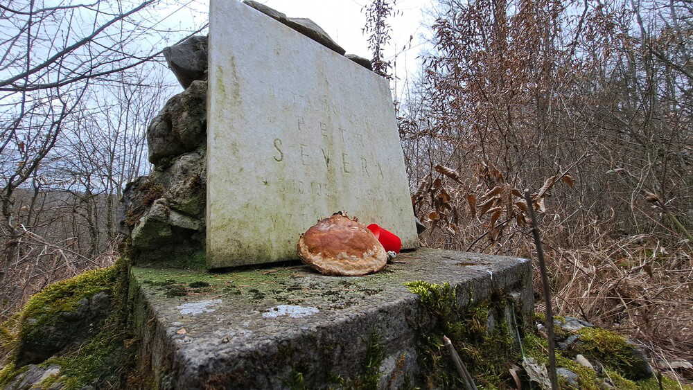 Pomníček mimo cesty