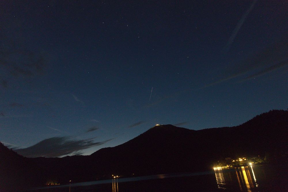 Noční pohled na jezero a Gemeindealpe
