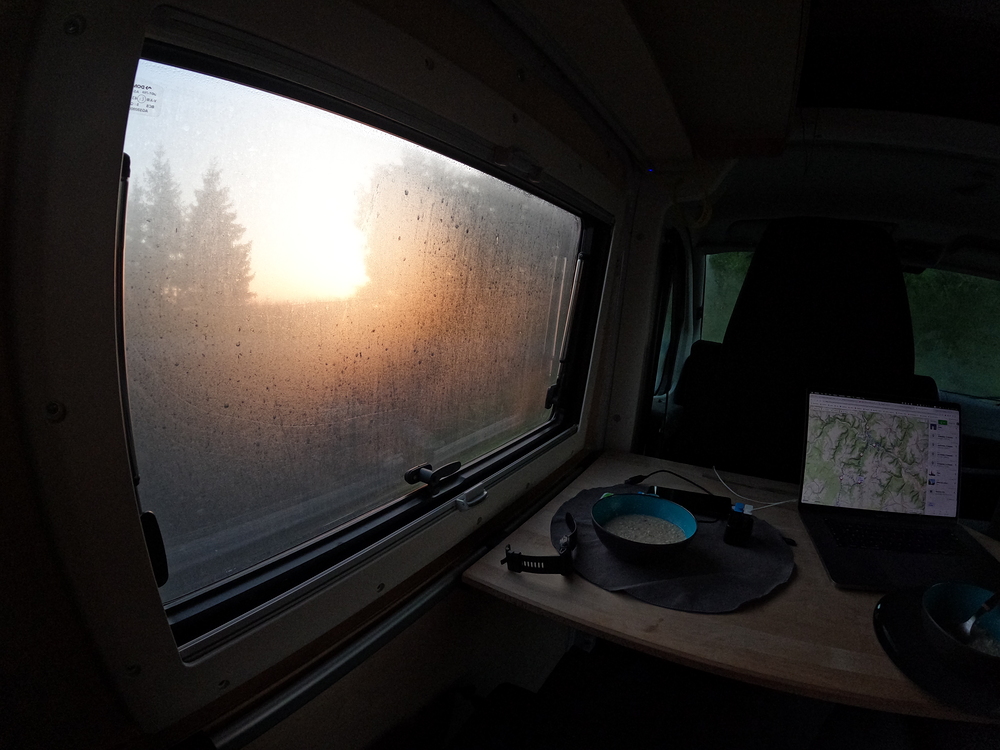 Snídám a plánuji den