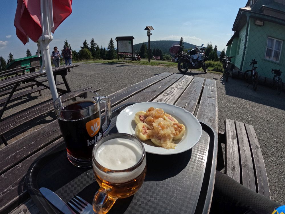 Oběd, vzadu Velká Deštná