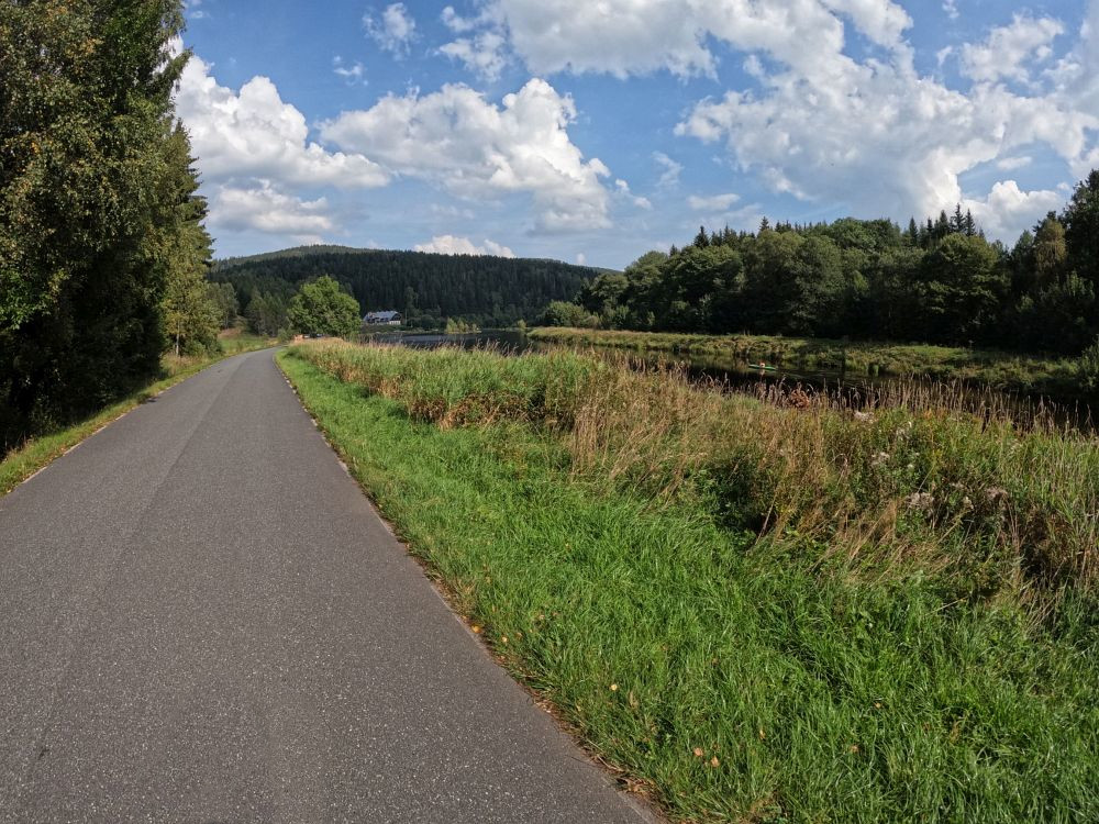 Vpravo dívka na kajaku