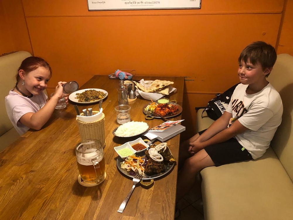 Maky s dětma se v připravují na cestu