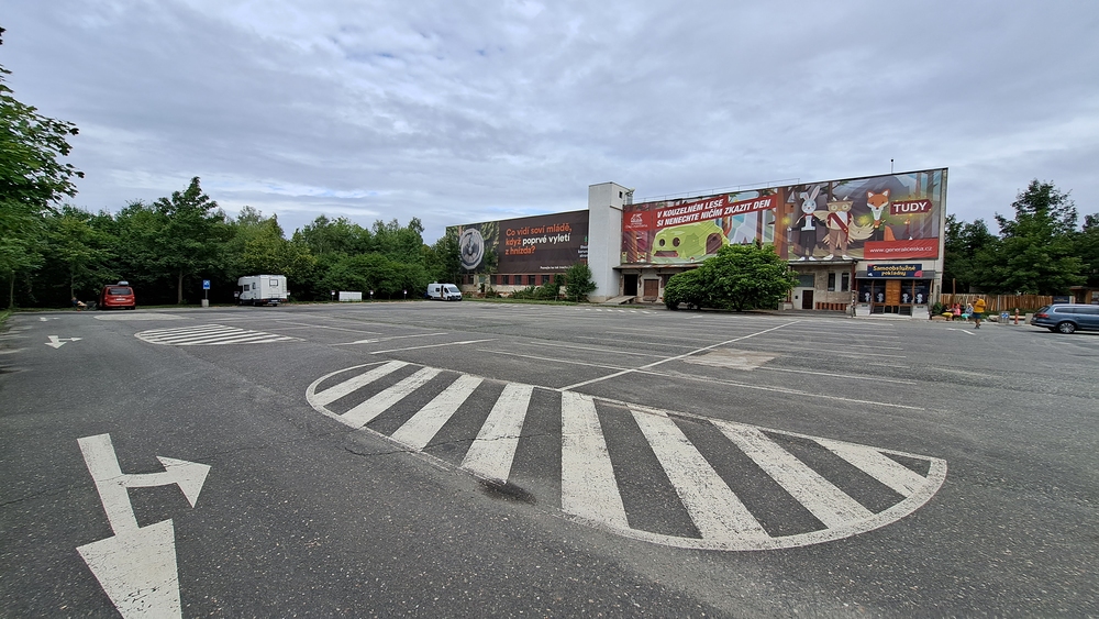 Parkujeme a spíme přímo u brány Mirákula