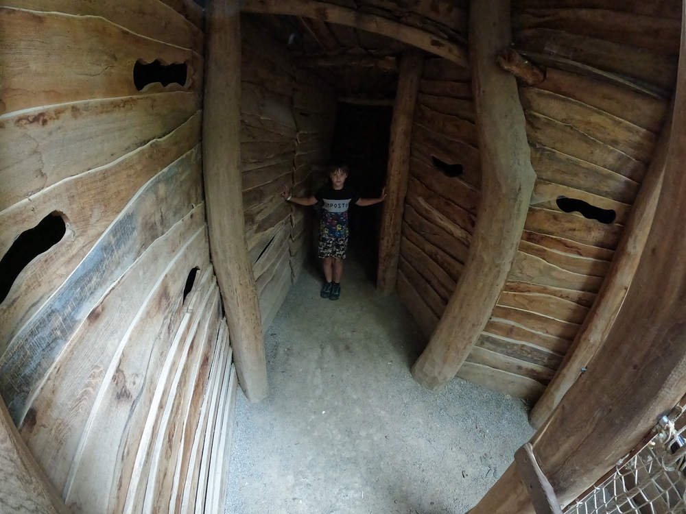 Tunely pod dřevěnými věžemi