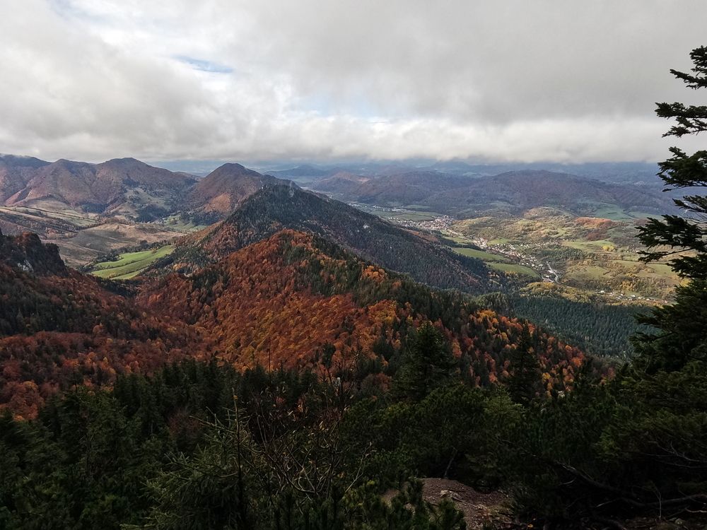 Tam vzadu dole máme auto