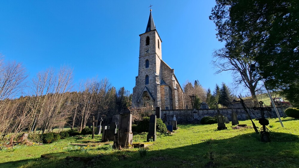 Zkoumám místní kostelík