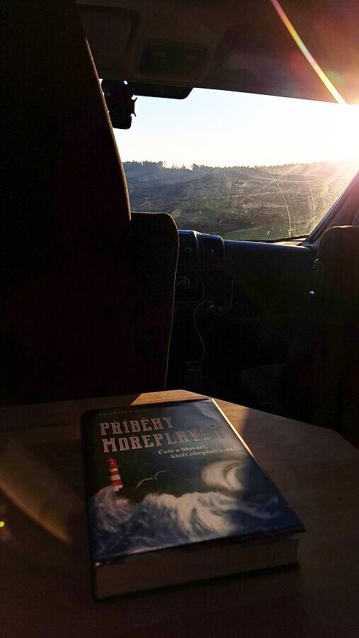 Matýsek si hraje venku, ja čtu