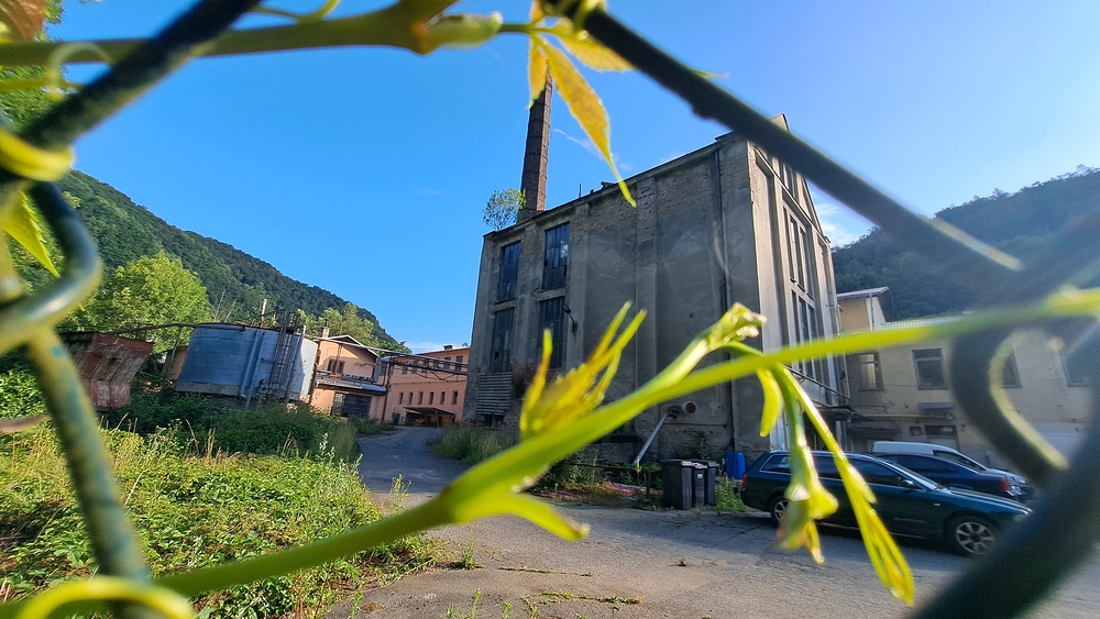 V údolí stará fabrika