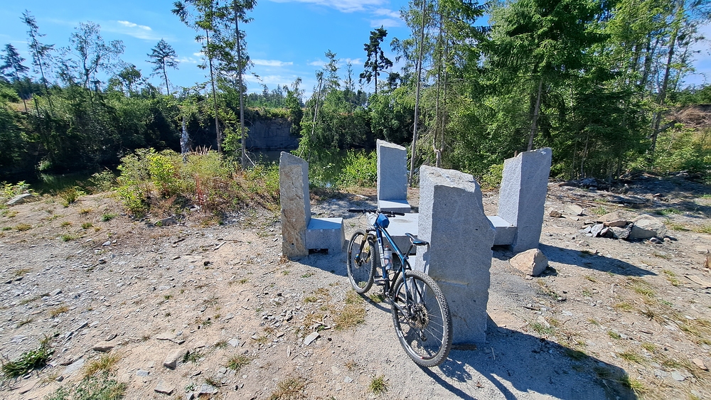Zatopený lom a žulové posezení nad Hlinskem