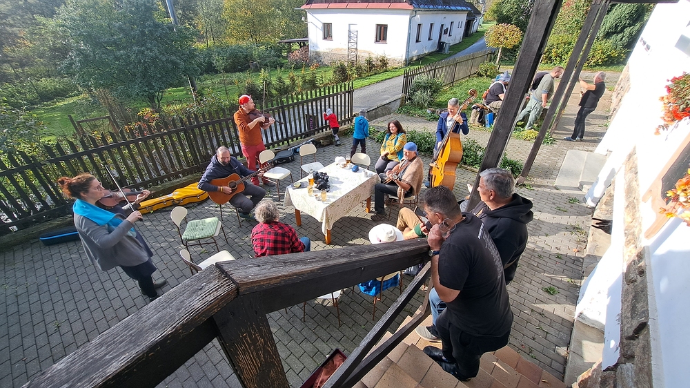 Hraje se hned od rána, vzadu se chystá guláš