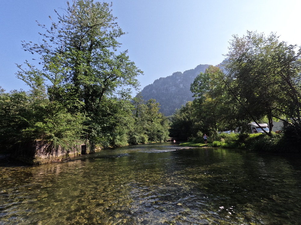 Přímo v kempu, jezdili jsme tady na paddleboardu