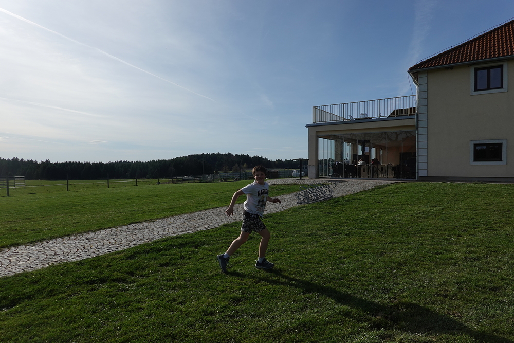 Rožnov - za těmi skly jsme obědvali