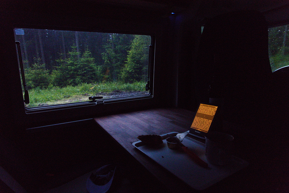 Večeře a čtení přes spaním