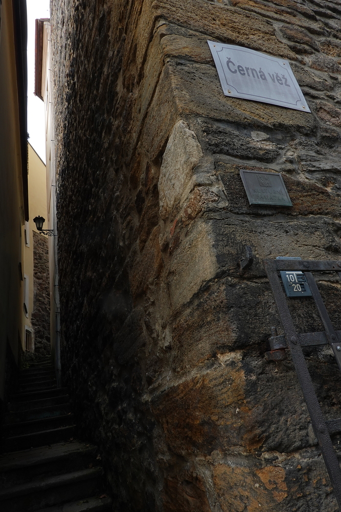 Loket - věž a úzká ulička