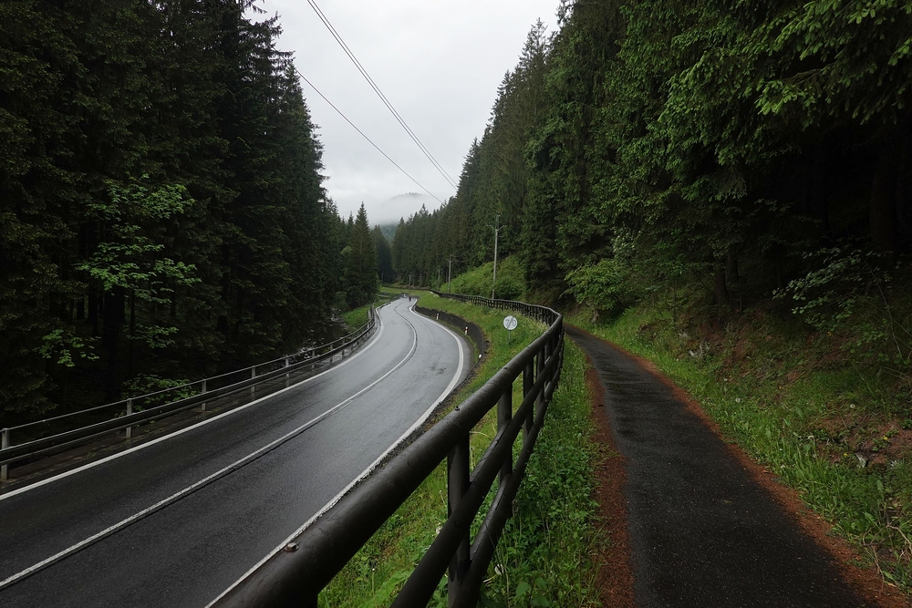 Po náspu bývalé železnice