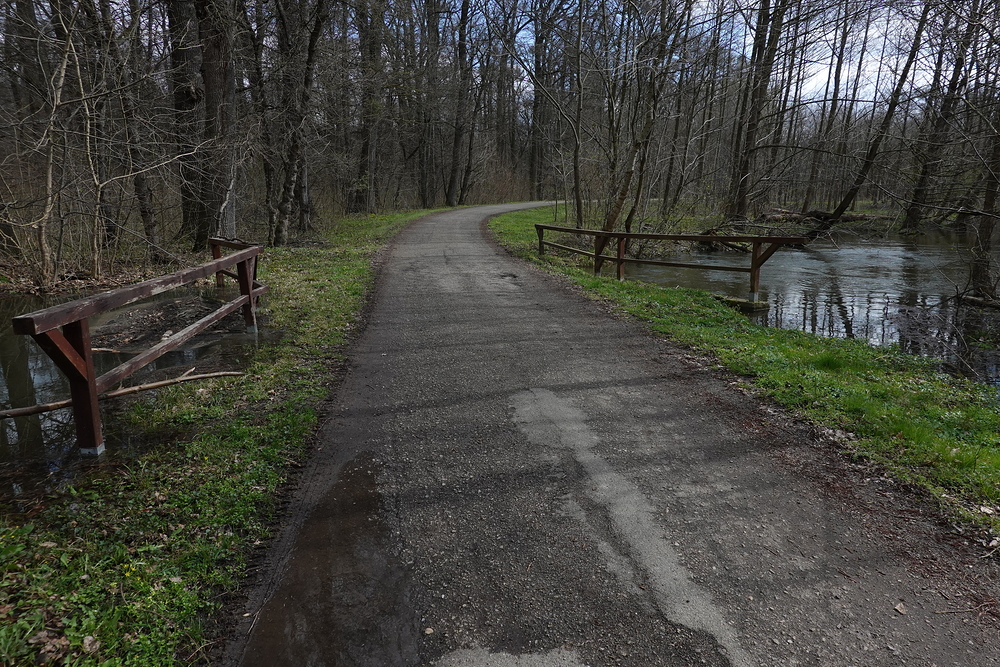 Cesta téměř zatopená