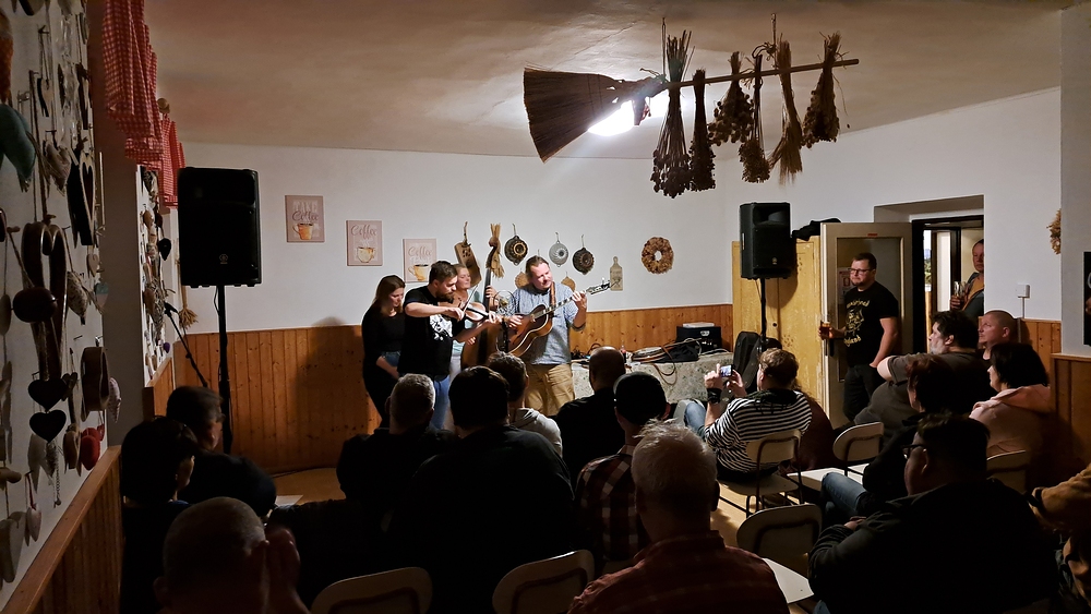 Večerní koncert, hrají Vacuum Ball