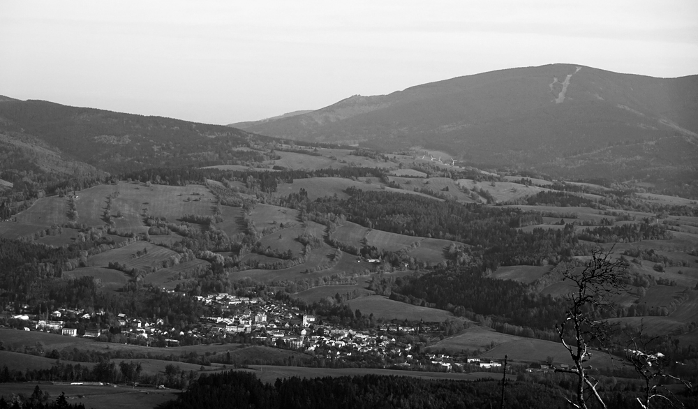 Staré město, vzadu Šerák