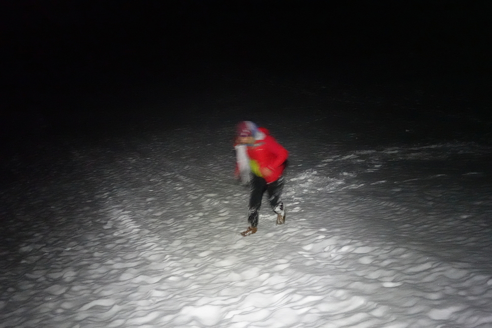 Čtyři ráno, já, Peťa a Bětka lezeme po sjezdovce na vyhlídku