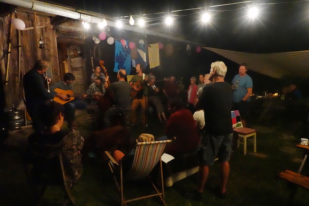 Na zápraží, trošku pršelo