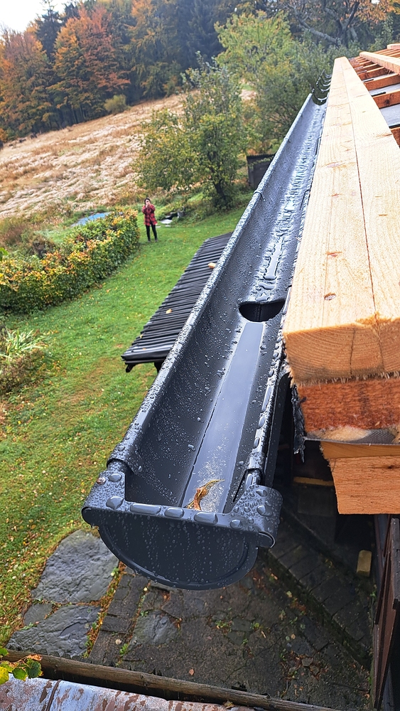 Nové okapy (vzadu mamka)