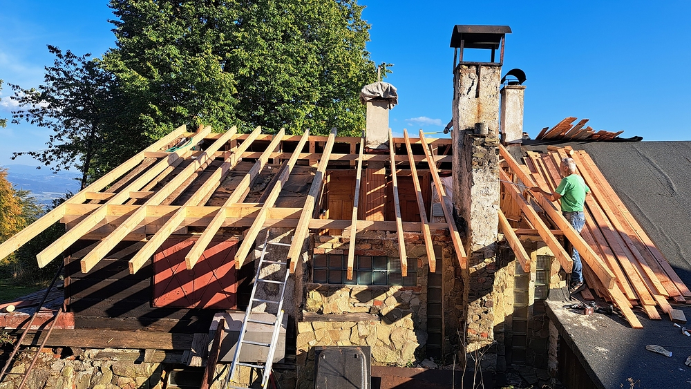 Horší polovina střechy je vyřešená